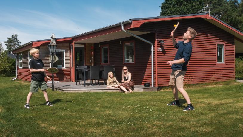 Familie ved feriehus
