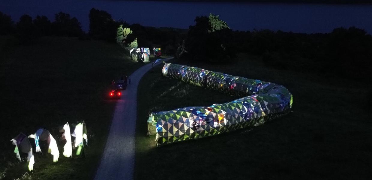 Midgårdsormens ham i Bramslev Bakker oplyst